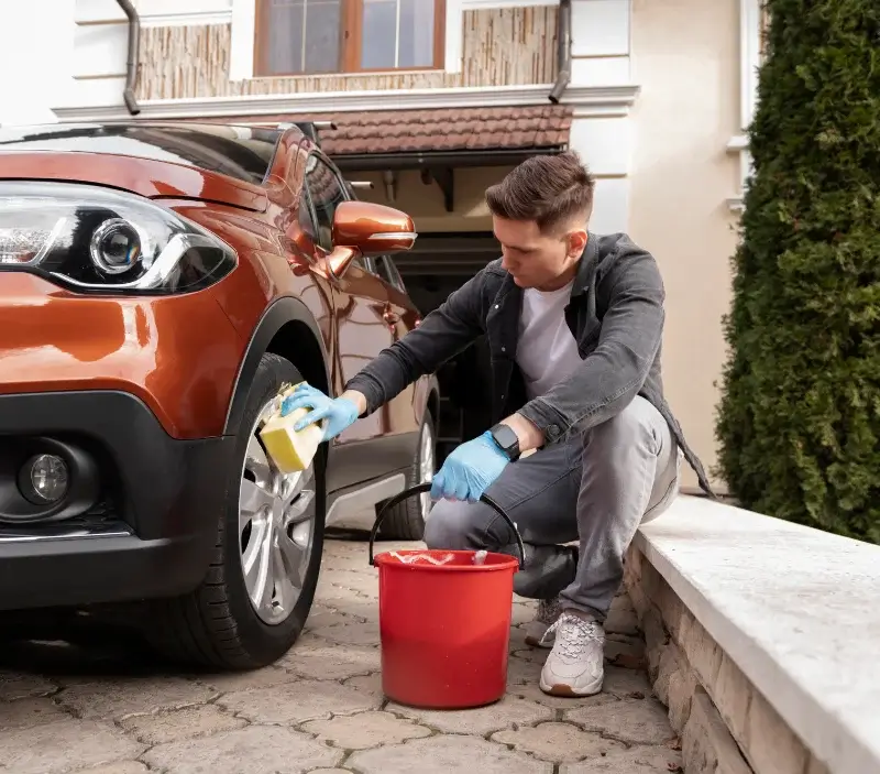 Lavage auto à domicile Le Clerjus : professionnel intervenant sur un véhicule